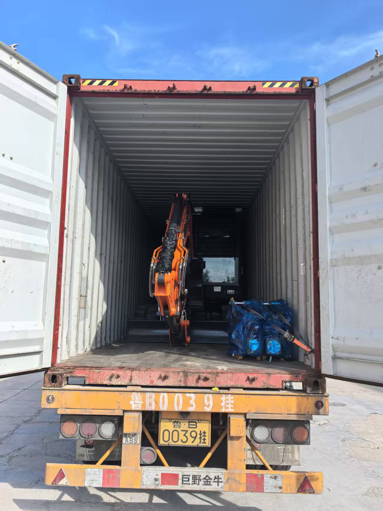 دو 6.5t کھدائی کرنے والے روانہ ہوگئے ہیں