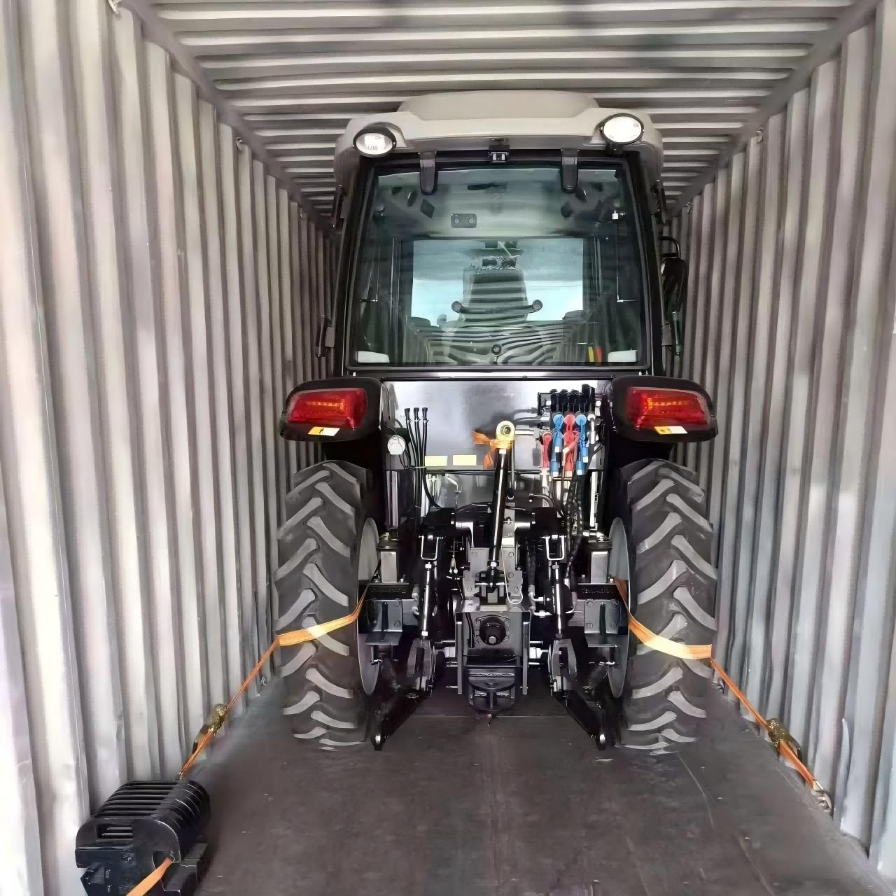 50HP ٹریکٹر پاناما کے صارفین کے لیے اپنی مرضی کے مطابق ڈیلیور کر دیا گیا ہے۔