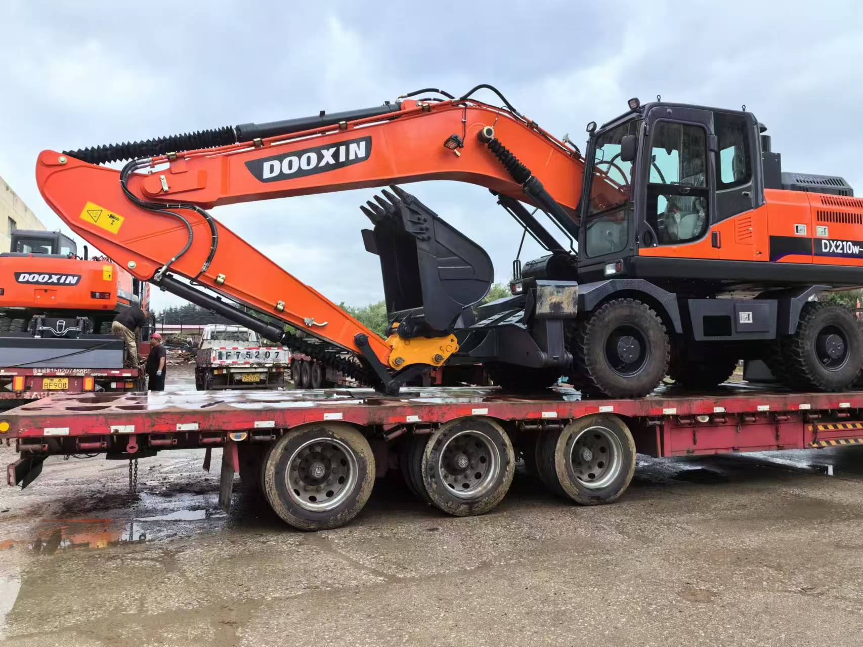 DX210 پہیوں والی کھدائی کا سامان بیچوں میں افریقہ کو برآمد کیا جاتا ہے۔
